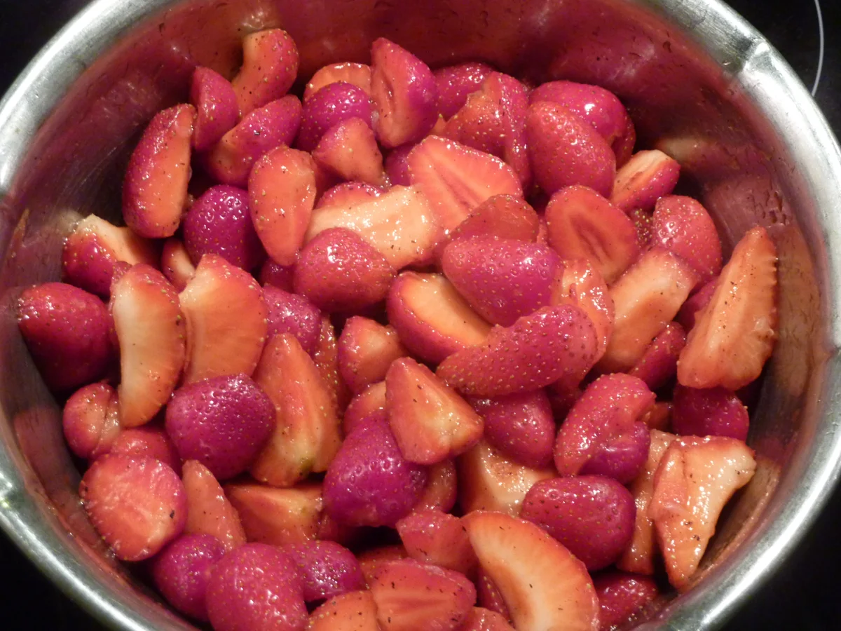 Rezept: Rhabarber Glace mit Erdbeeren Bild Nr. 315 Rhabarber Glace mit Erdbeeren - Rezept - Bild Nr. 315