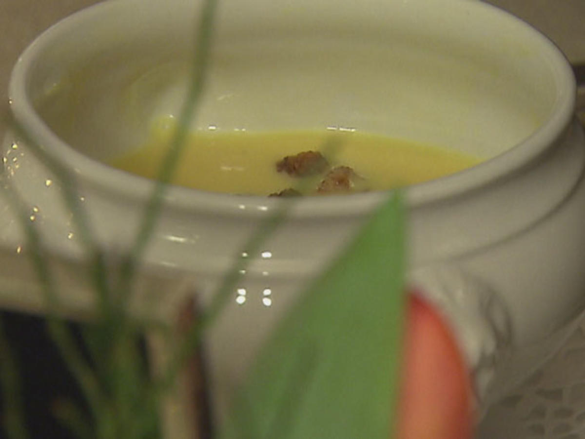 Terlaner Weinsuppe mit Safran- und Zimtcroutons (Elisabeth Gürtler ...