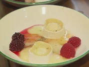 Überbackener Ziegenkäse mit Waldblütenhonig, Birnenfächer und Beerenfrüchten (Ohoven) - Rezept - Bild Nr. 314