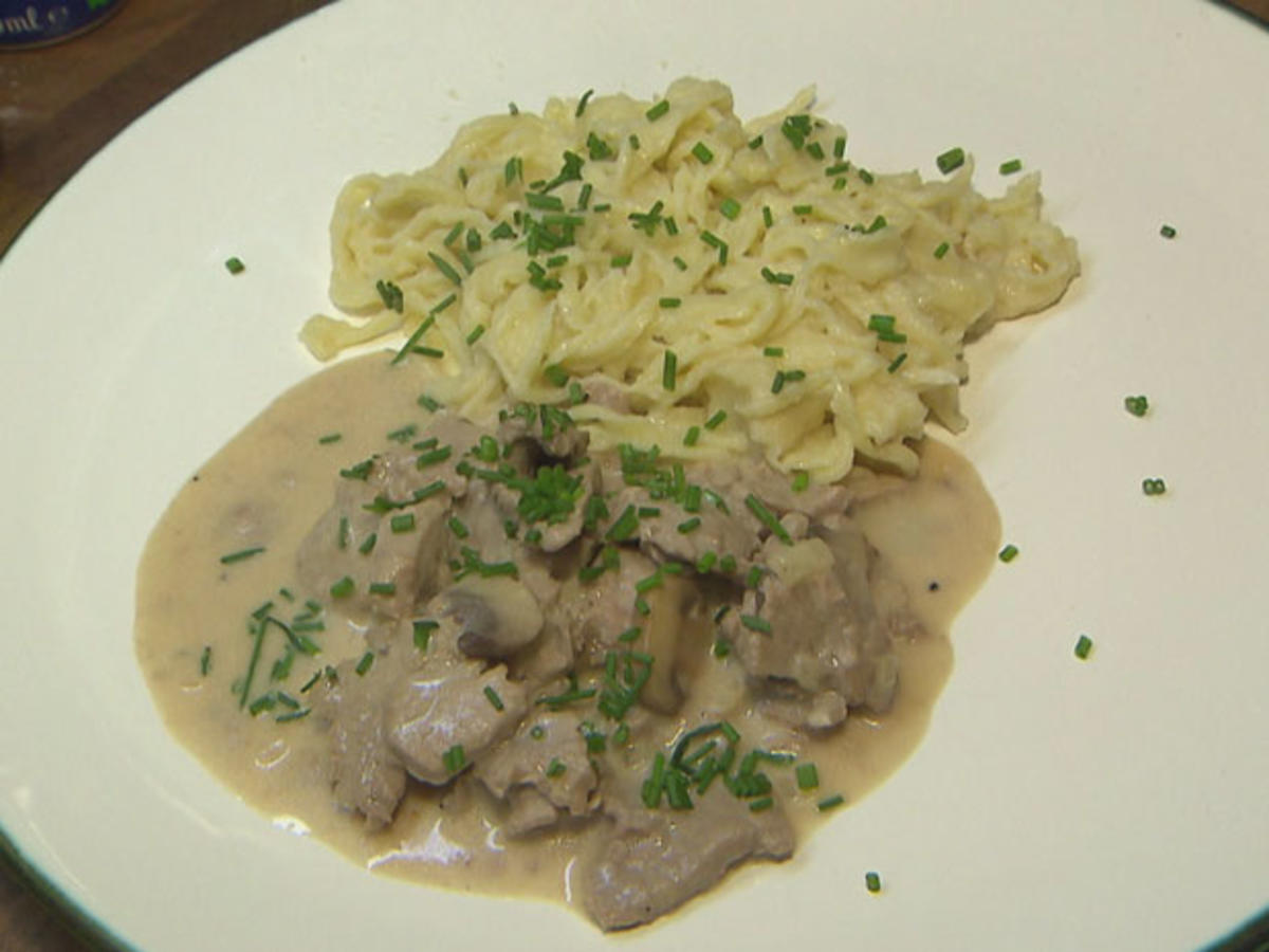 Bilder für Rahmgeschnetzeltes vom Kalb mit handgemachten Butterspätzle und kleinem Gurkensalat - Rezept