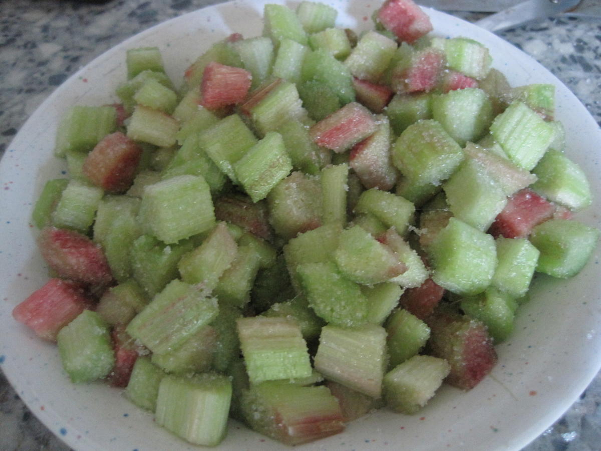 Rhabarber-Gugelhupf mit Eierlikör - Rezept - kochbar.de