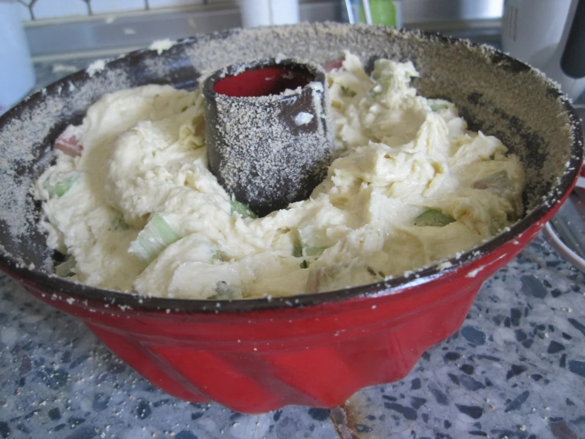 Rezept: Rhabarber-Gugelhupf mit Eierlikör Bild Nr. 322 Rhabarber-Gugelhupf mit Eierlikör - Rezept - Bild Nr. 322