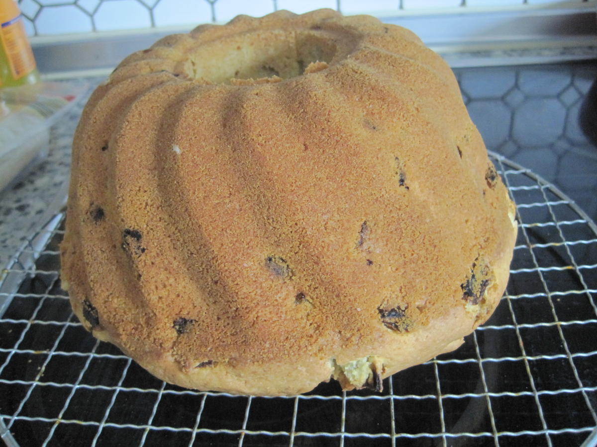 Rhabarber-Gugelhupf mit Eierlikör - Rezept - kochbar.de