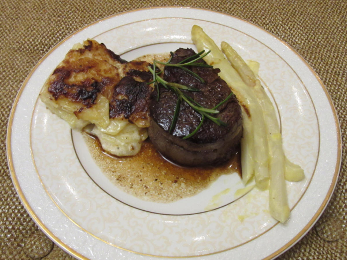 Bilder für Rinderfilet Steak an Kartoffelgratin mit sauce Bernaise und frischen Spargel - Rezept