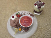Weiße und dunkle Schokoladenmousse à la Helene mit frischem Erdbeerkompott - Rezept - Bild Nr. 325