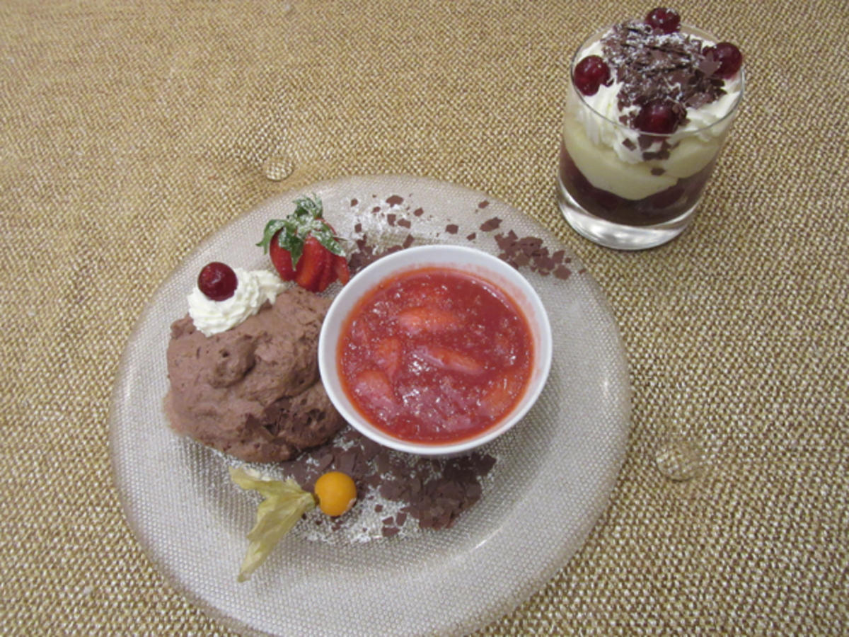 Bilder für Weiße und dunkle Schokoladenmousse à la Helene mit frischem Erdbeerkompott - Rezept