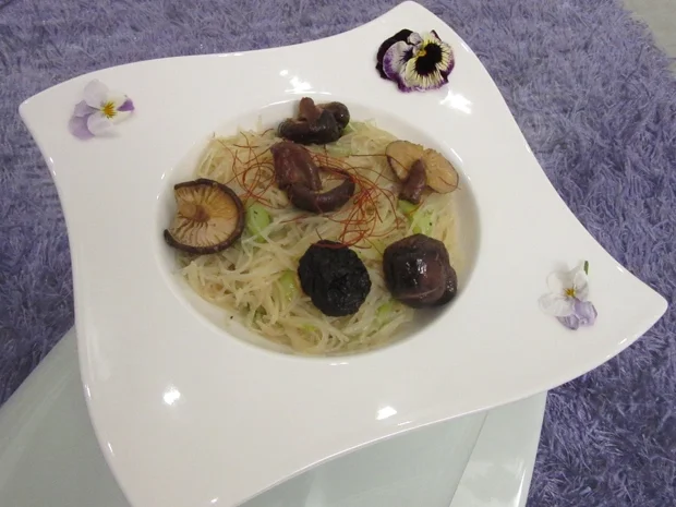 Rezept: Jin Zhen Gu Ban Huang Gua Fen Si (Samtfußrüblingssalat mit Gurken und Glasnudeln) Bild Nr. 325 Jin Zhen Gu Ban Huang Gua Fen Si (Samtfußrüblingssalat mit Gurken und Glasnudeln) - Rezept - Bild Nr. 325