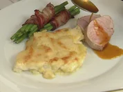 Schweinefilets mit Bohnen in Schinken gewickelt, dazu Kartoffelgratin und Tomatenjus - Rezept - Bild Nr. 354