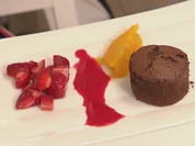 Schokoküchlein (mit flüssigem Kern) im Früchtebett - Rezept - Bild Nr. 354