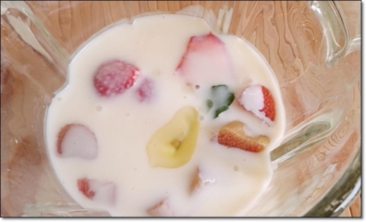 Erdbeer-Rhabarber-Äpfel Milchshake - Rezept - Bild Nr. 339