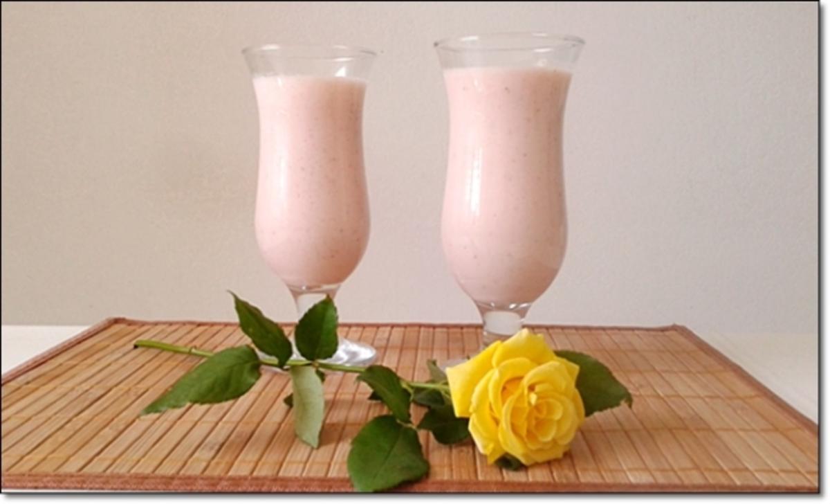 Bilder für Erdbeer-Rhabarber-Äpfel Milchshake - Rezept