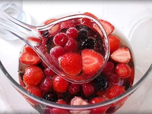 Rezept: Prickelnde Beeren-Bowle Bild Nr. 341 Prickelnde Beeren-Bowle - Rezept - Bild Nr. 341