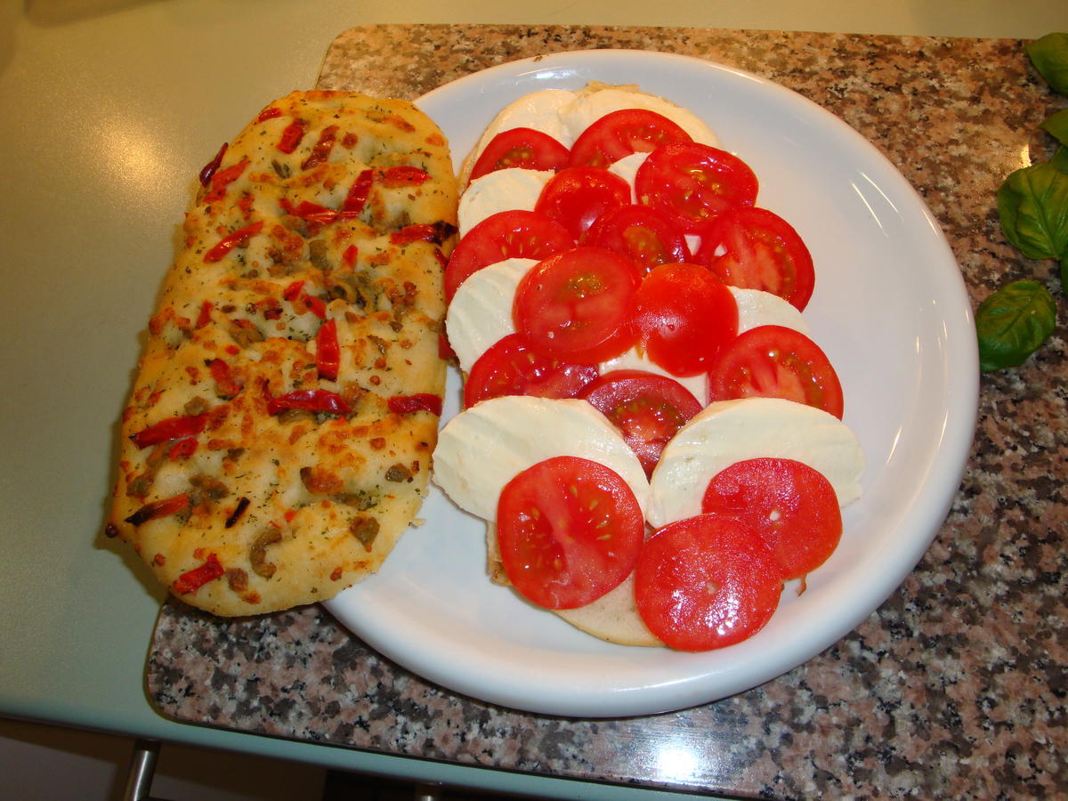 Focaccia,mit Tomate-Mozzarella, Abendbrot schnell und lecker ;o))) - Rezept - Bild Nr. 334