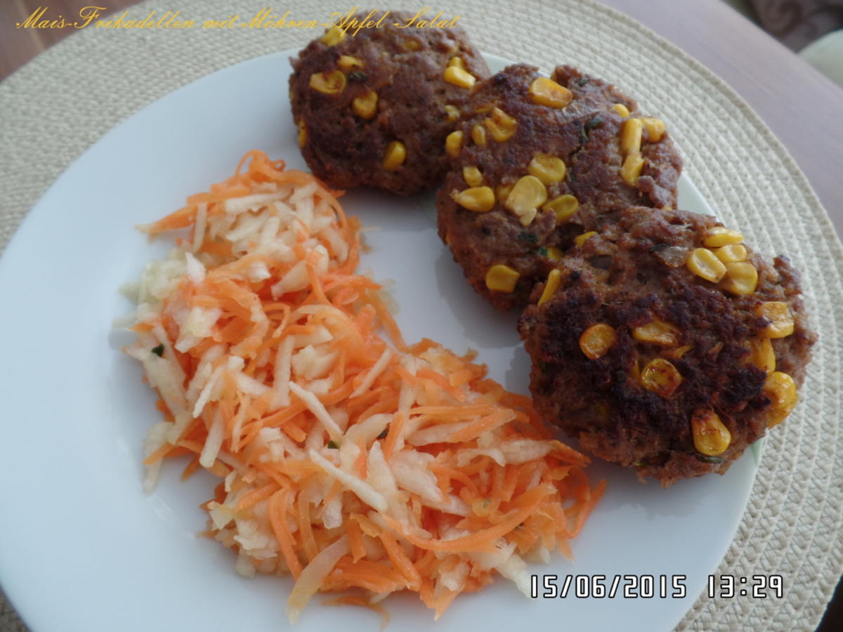 Mais-Frikadellen mit Möhren-Apfel-Salat - Rezept - kochbar.de