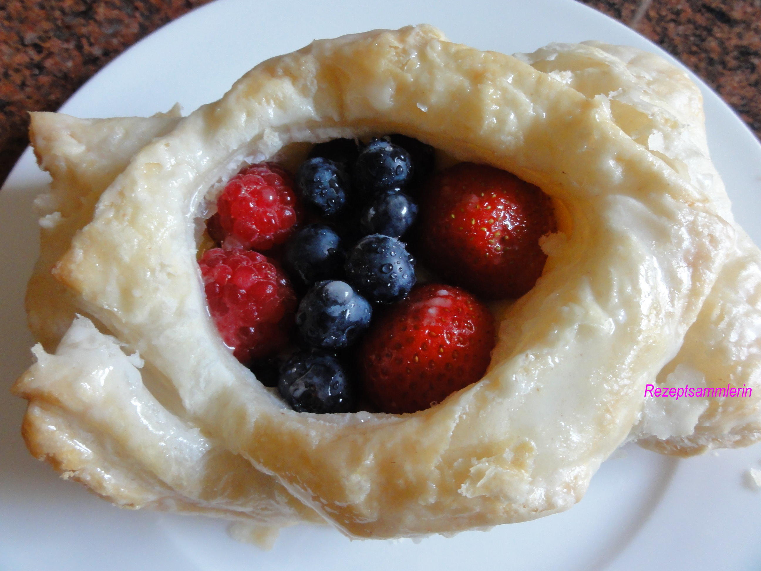 Bilder für Blätterteig: BEERENAUSWAHL auf Vanille-Pudding - Rezept