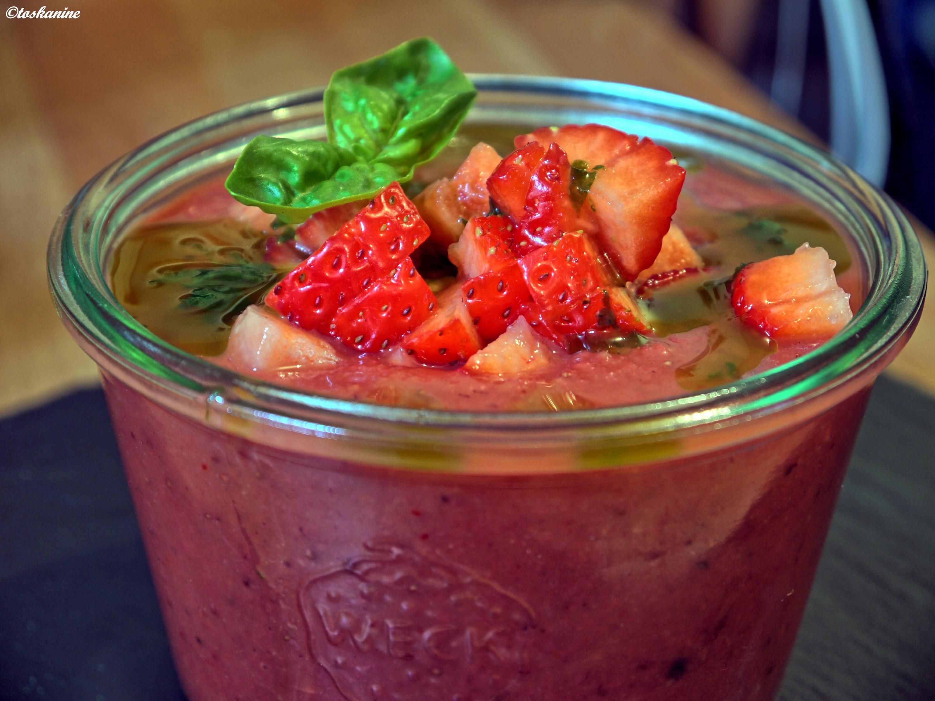 Bilder für Erdbeergazpacho mit sehr reife Erdbeeren und Paprik Rezept