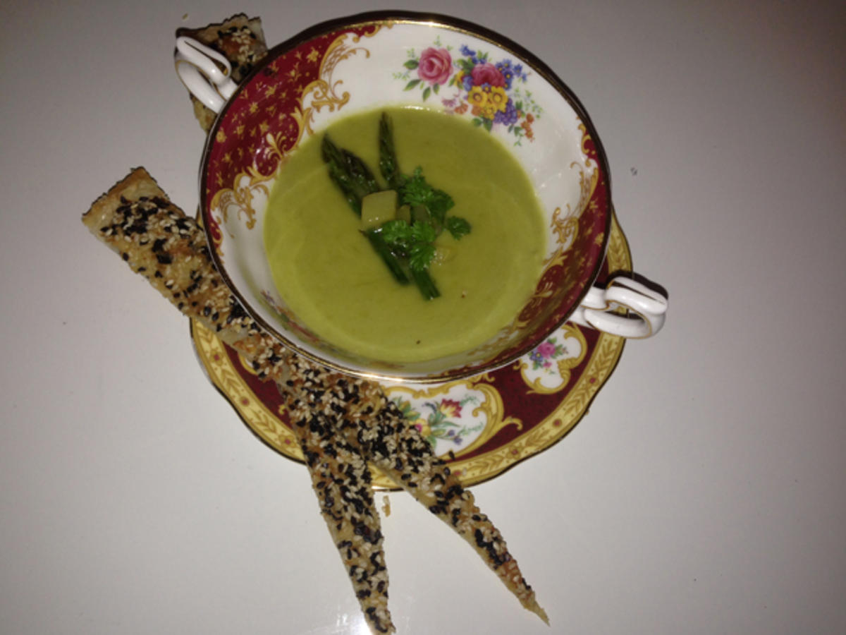 Bilder für Grüne Spargel- Kartoffelsuppe mit Parmesansesamstangen - Rezept