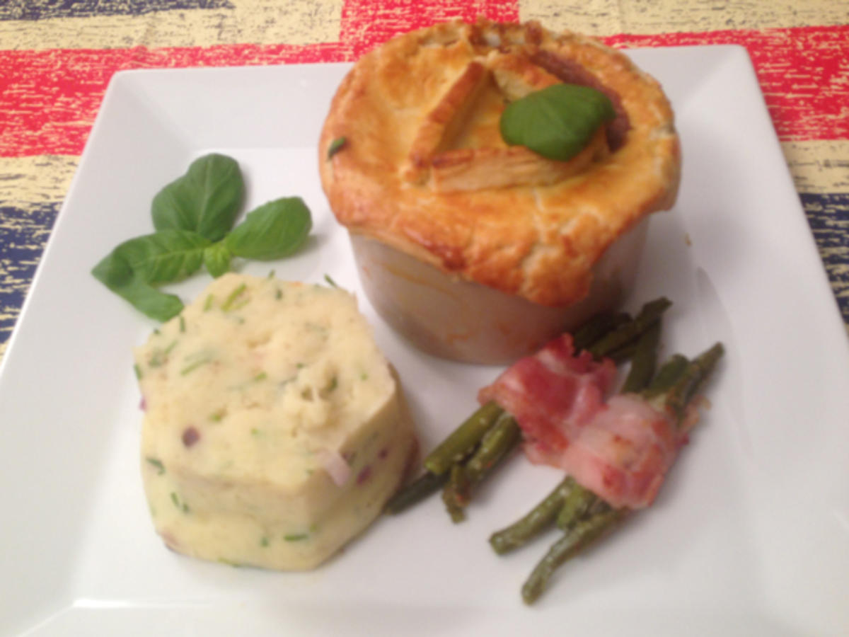 Bilder für Steak and Guiness Pie with Green Beans wrapped in Bacon and Tower Mash - Rezept