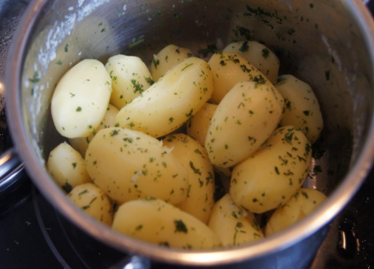 Coq au vin mit Kräuter-Drillingen - Rezept - Bild Nr. 489