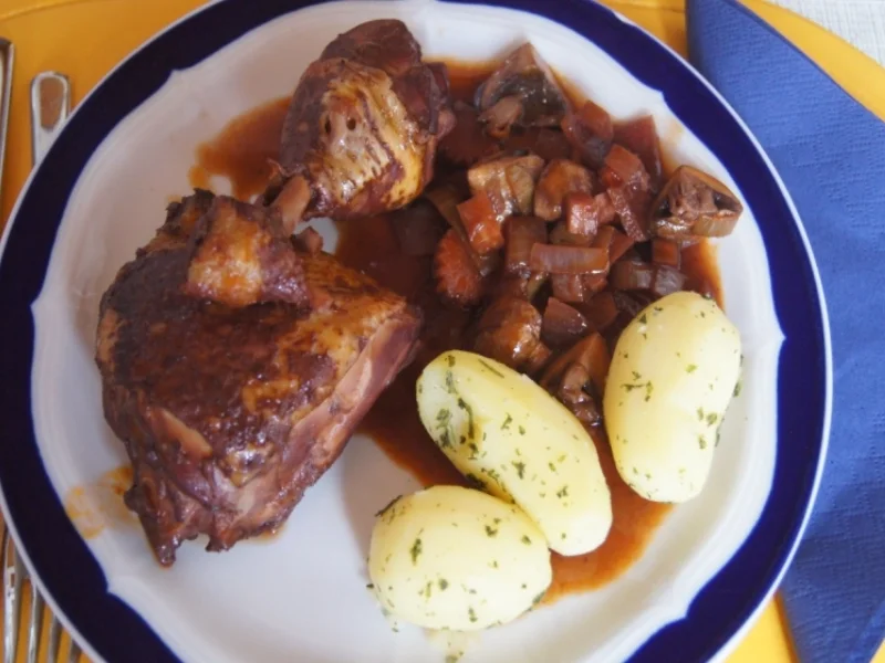 Rezept: Coq au vin mit Kräuter-Drillingen Bild Nr. 493 Coq au vin mit Kräuter-Drillingen - Rezept - Bild Nr. 493