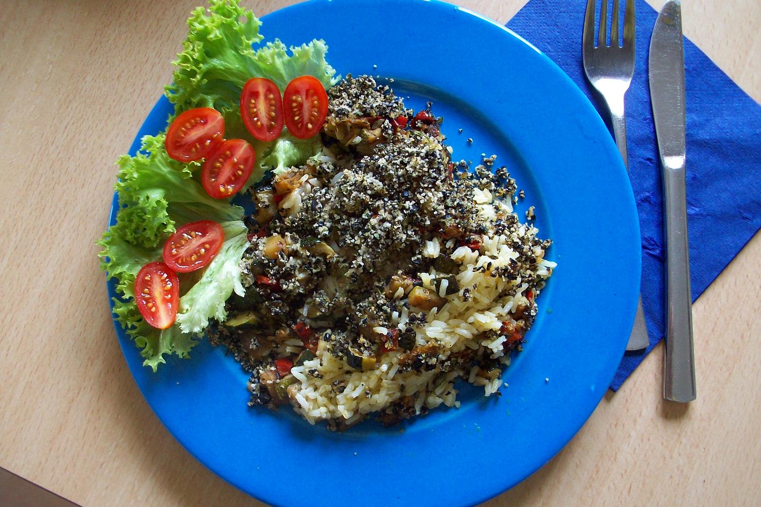 Gemüse mit Reis und Oliven Crumbles - Rezept - kochbar.de