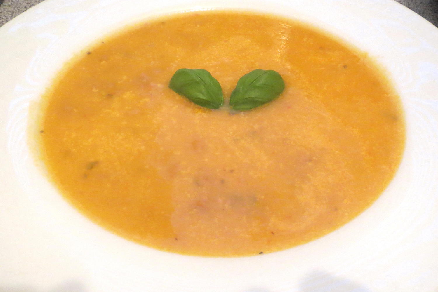 Kochen: Cremige Zucchini-Suppe mit Hackfleisch - Rezept - kochbar.de