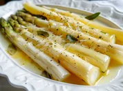 Rezept: Spargel mit Salbeibutter Bild Nr. 2 Spargel mit Salbeibutter - Rezept - Bild Nr. 2