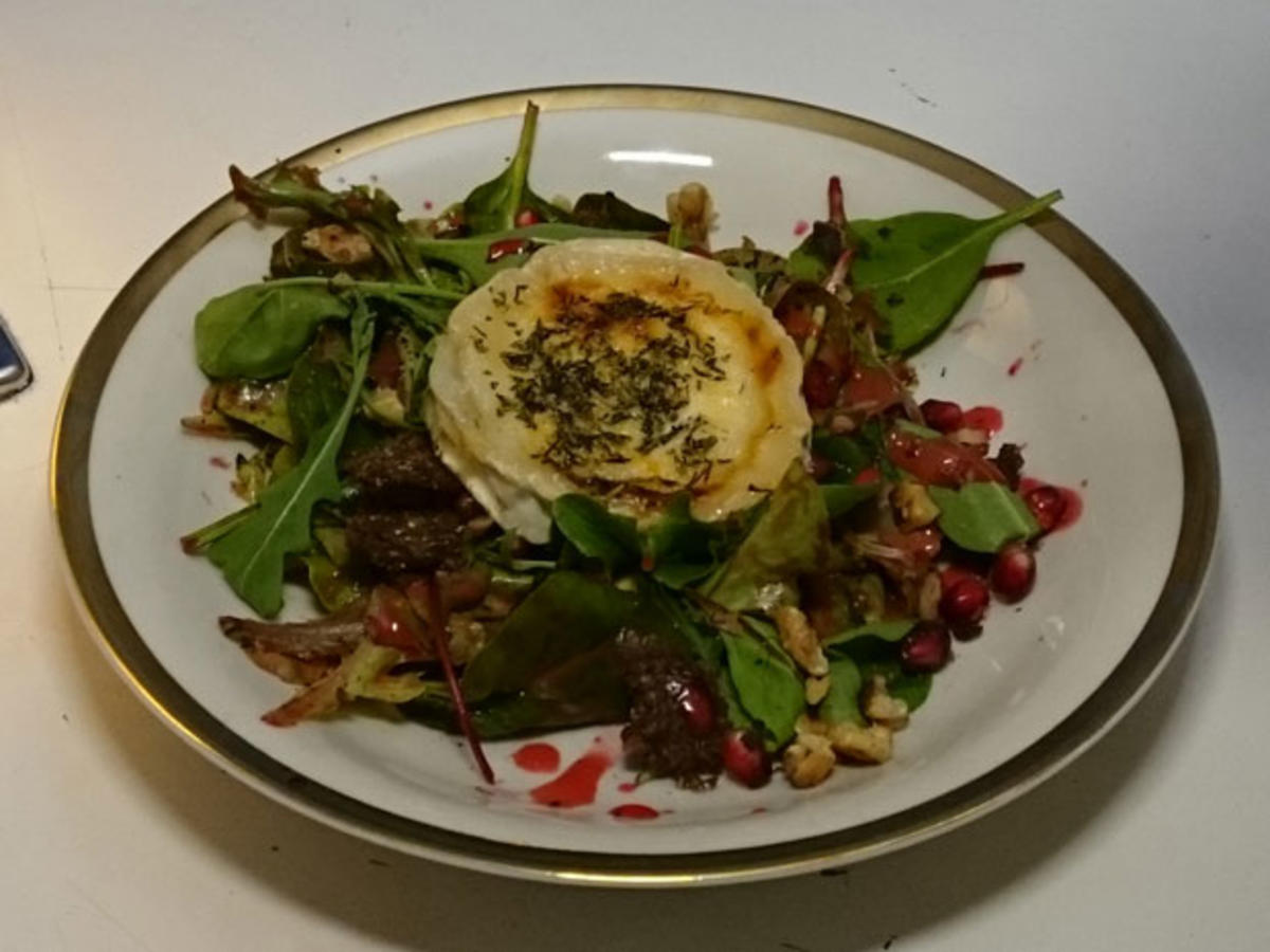 Gratinierter Ziegencamembert auf jungem Bouquet verde mit fruchtiger Himbeervinaigrette - Rezept - Bild Nr. 572