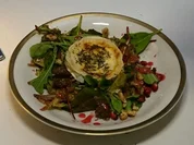Gratinierter Ziegencamembert auf jungem Bouquet verde mit fruchtiger Himbeervinaigrette - Rezept - Bild Nr. 572