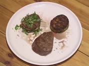 Rezept: Brezenknรถdelduo "Salvete" nebst Rinderfilet und Dekokram (Schandmaul) Bild Nr. 572 Brezenknรถdelduo "Salvete" nebst Rinderfilet und Dekokram (Schandmaul) - Rezept - Bild Nr. 572