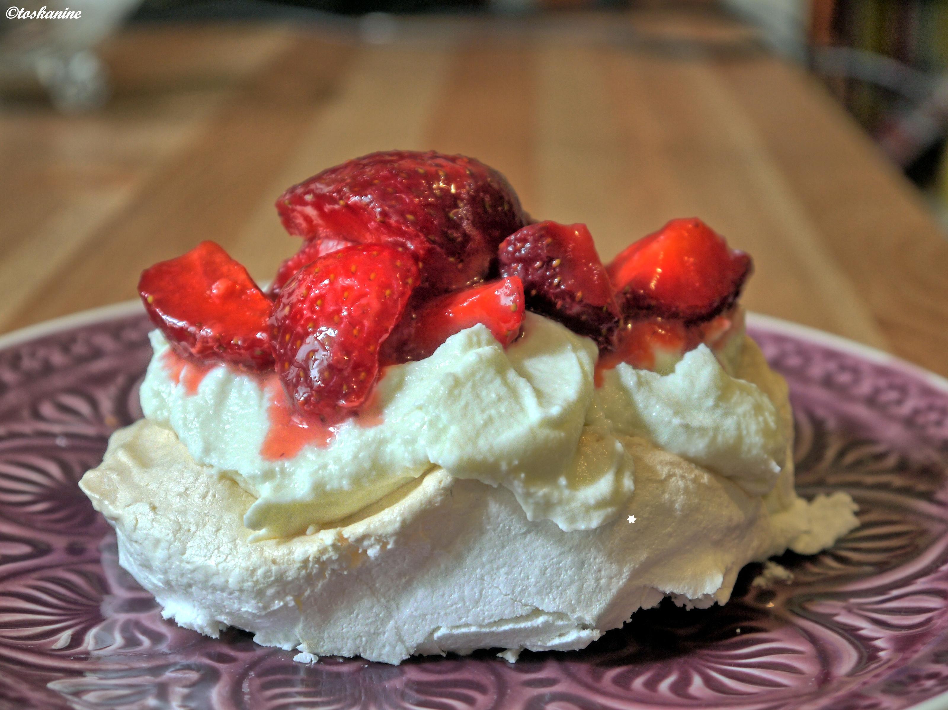 Bilder für Pavlova-Wölkchen mit Pistazienricotta und marinierten Erdbeeren - Rezept