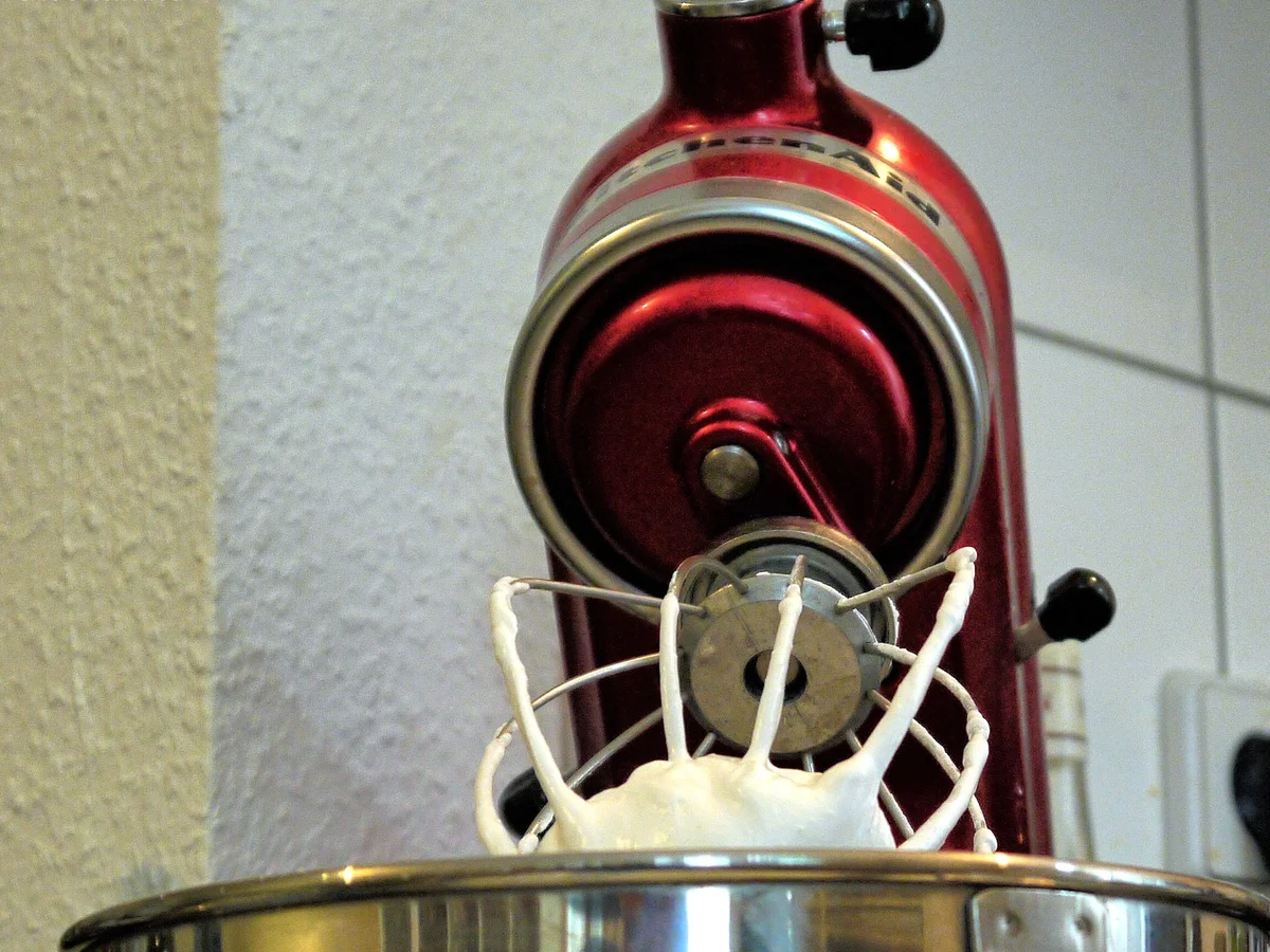 Pavlova-Wölkchen mit Pistazienricotta und marinierten Erdbeeren - Rezept - Bild Nr. 573