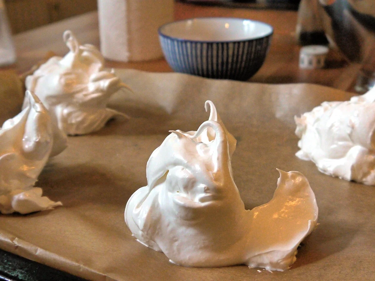 Pavlova-Wölkchen mit Pistazienricotta und marinierten Erdbeeren - Rezept - Bild Nr. 574