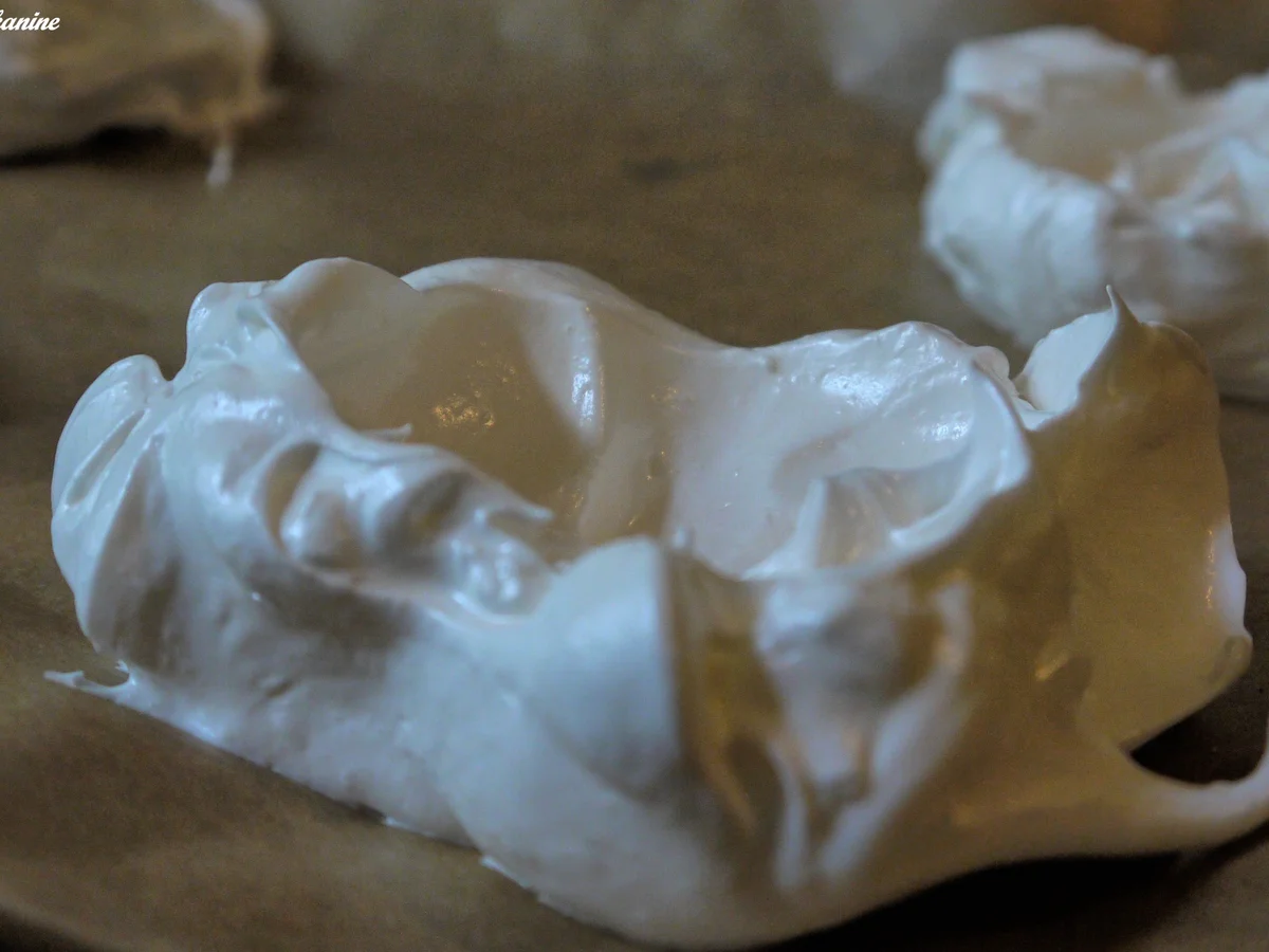 Pavlova-Wölkchen mit Pistazienricotta und marinierten Erdbeeren - Rezept - Bild Nr. 575