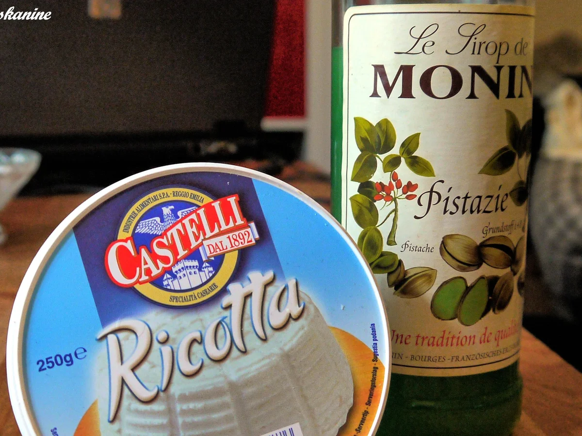 Pavlova-Wölkchen mit Pistazienricotta und marinierten Erdbeeren - Rezept - Bild Nr. 576