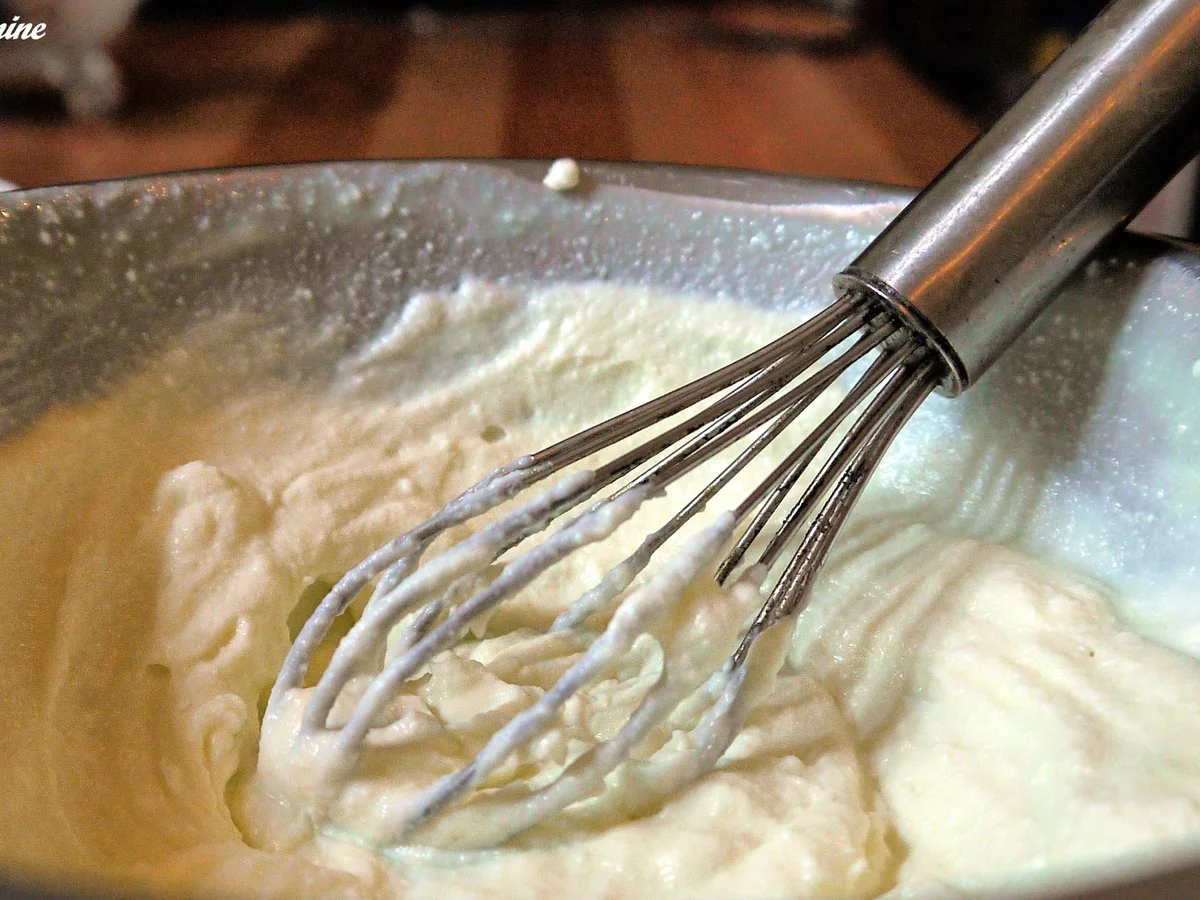 Pavlova-Wölkchen mit Pistazienricotta und marinierten Erdbeeren - Rezept - Bild Nr. 577