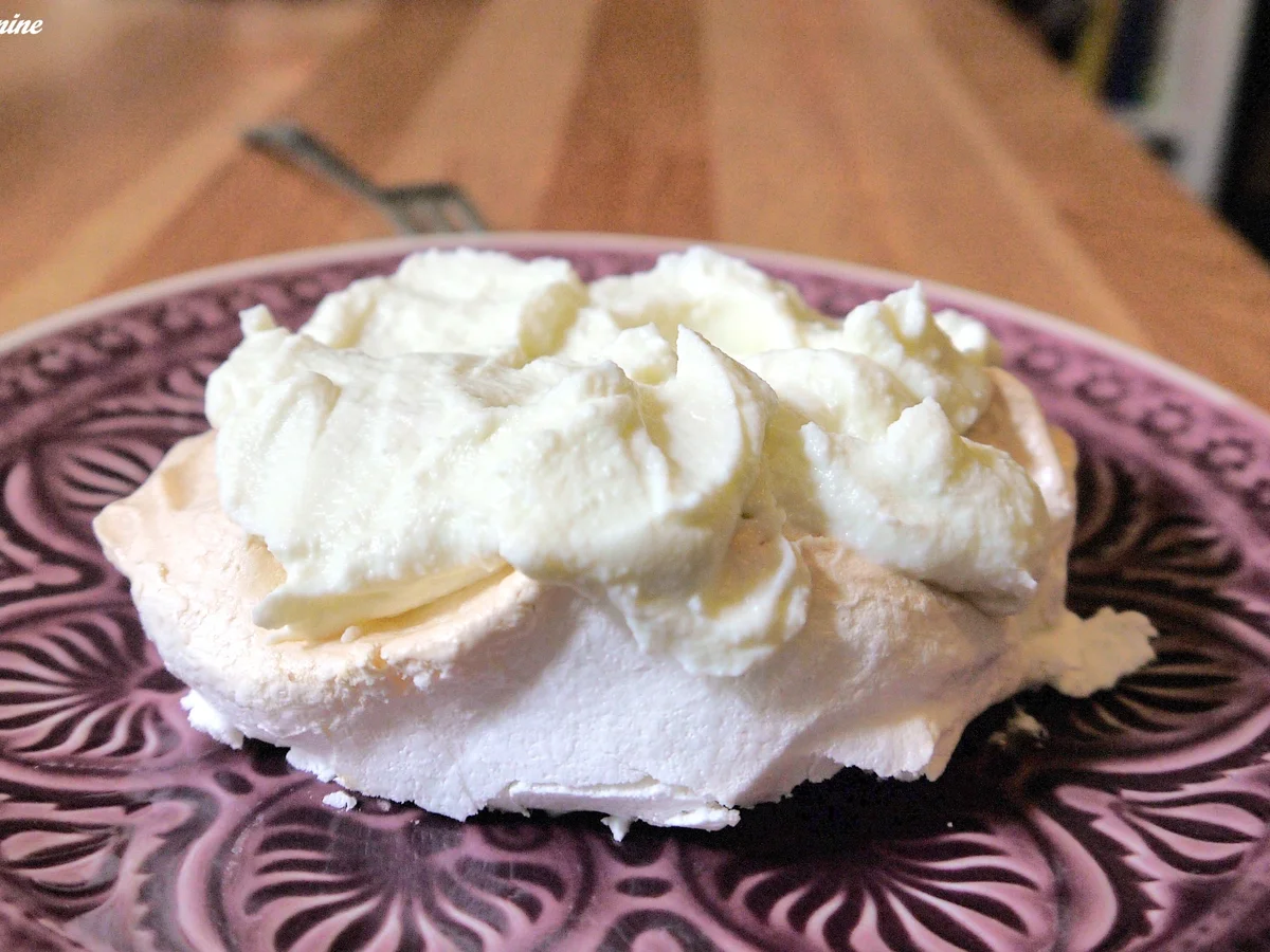 Pavlova-Wölkchen mit Pistazienricotta und marinierten Erdbeeren - Rezept - Bild Nr. 578