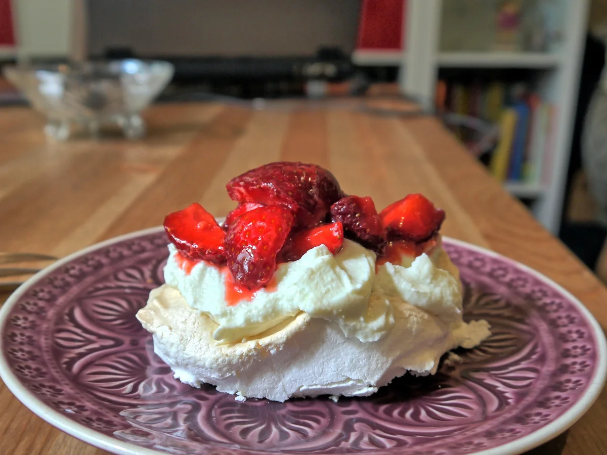 Pavlova-Wölkchen mit Pistazienricotta und marinierten Erdbeeren - Rezept - Bild Nr. 579