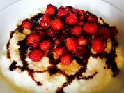 Walderdbeeren mit Rosenwassersahne und Balsamico Topping - Rezept - Bild Nr. 573