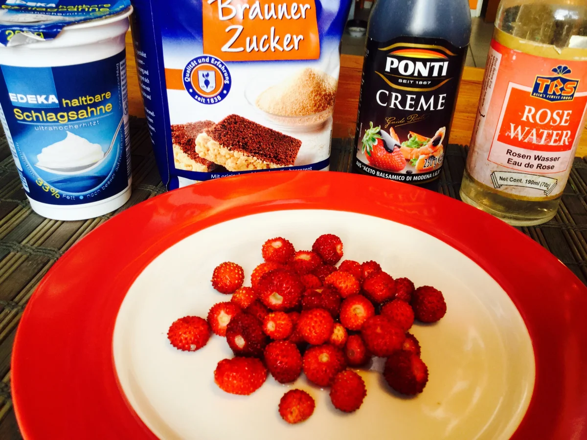 Rezept: Walderdbeeren mit Rosenwassersahne und Balsamico Topping Bild Nr. 572 Walderdbeeren mit Rosenwassersahne und Balsamico Topping - Rezept - Bild Nr. 572