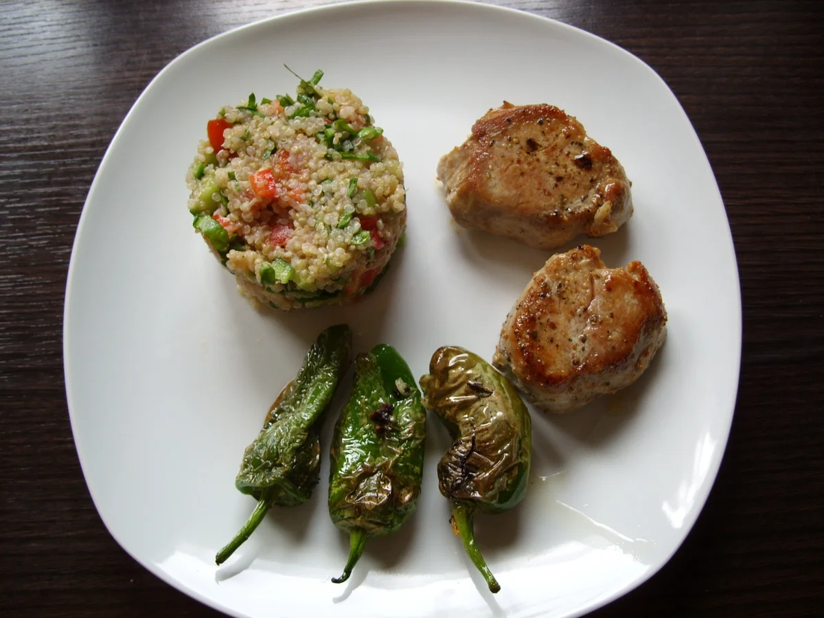 Rezept: Quinoasalat mit Schweinemedallions und Brat-Peperoni Quinoasalat mit Schweinemedallions und Brat-Peperoni - Rezept