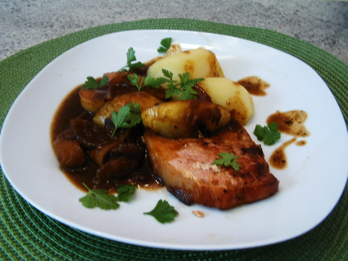 Kasseler mit Apfel-Zwiebel-Senf-Soße - Rezept