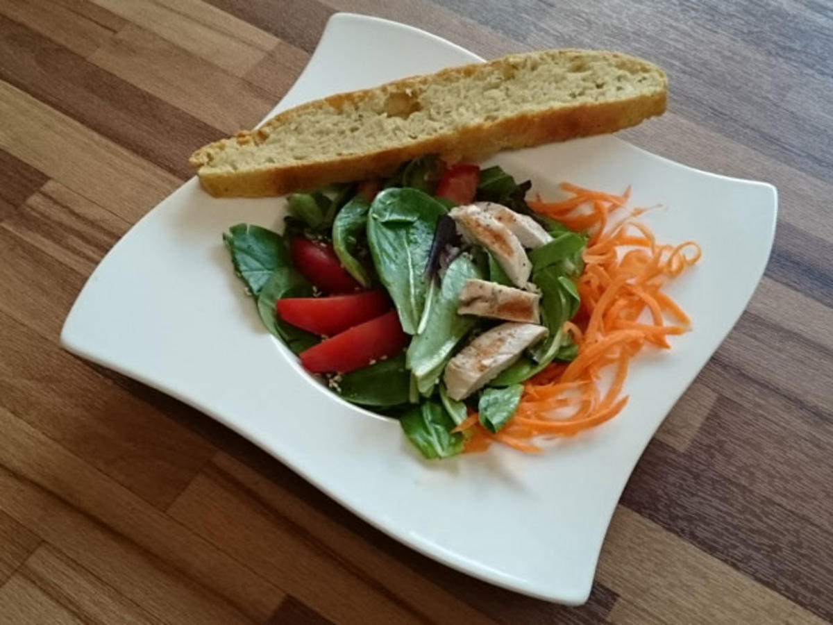 Salat mit Hähnchenbrust auf Soja-Sesam Dressing und Ciabatta - Rezept
By Das perfekte Dinner