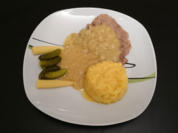 Rezept: Rindfleisch mit Zwiebelsoße, Kartoffelsalat, Gurken und Maiskölbchen Bild Nr. 99 Rindfleisch mit Zwiebelsoße, Kartoffelsalat, Gurken und Maiskölbchen - Rezept - Bild Nr. 99
