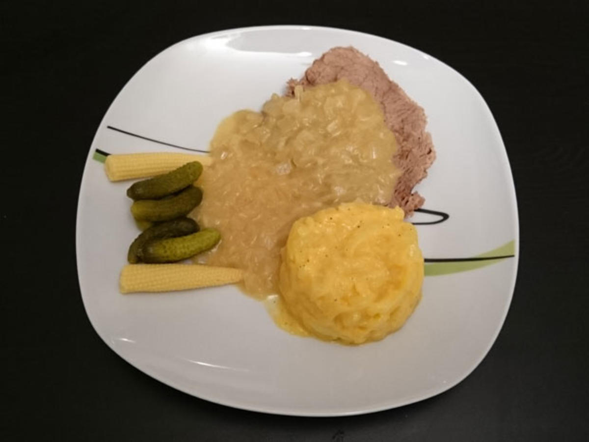 Rindfleisch mit Zwiebelsoße, Kartoffelsalat, Gurken und Maiskölbchen ...