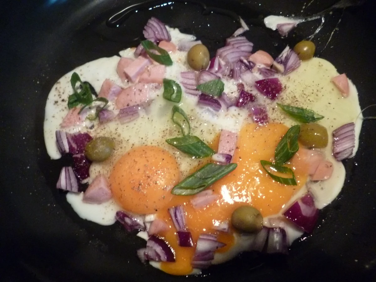 Rezept: Spiegeleier Frühstück mit Lauchzwiebeln und Oliven Bild Nr. 98 Spiegeleier Frühstück mit Lauchzwiebeln und Oliven - Rezept - Bild Nr. 98