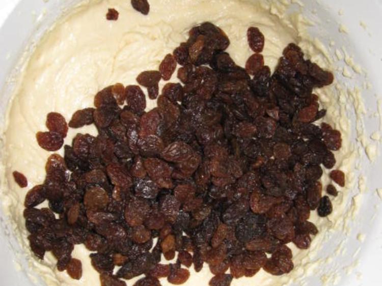 Marzipan Gugelhupf mit Sultaninen - schnell & einfach - von manschie Marzipan Gugelhupf mit Sultaninen - schnell & einfach - von manschie