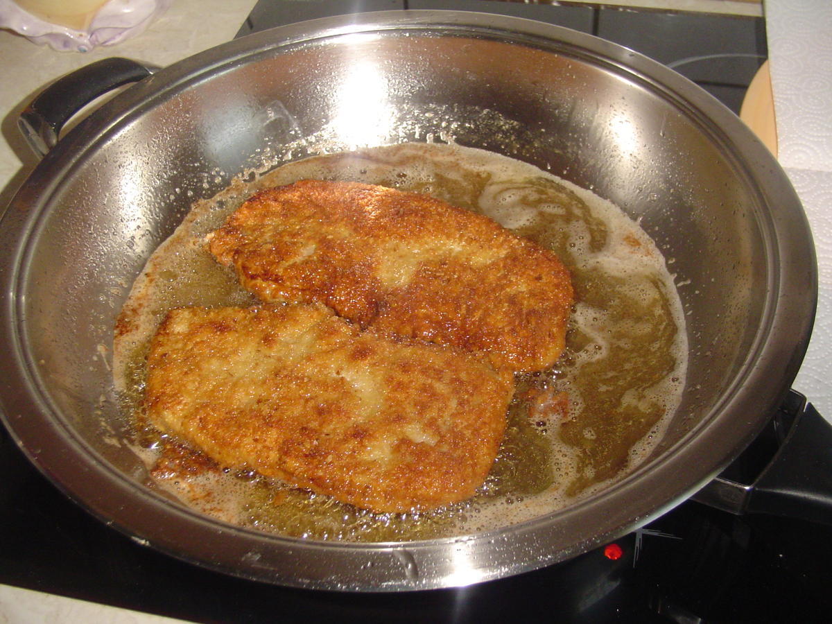 Wiener Schnitzel mit Kartoffel-Gurkensalat - Rezept - kochbar.de