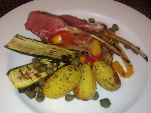 Lammkarree an gegrilltem mediterranen Gemüse mit Kartoffelspalten - Rezept - Bild Nr. 127
