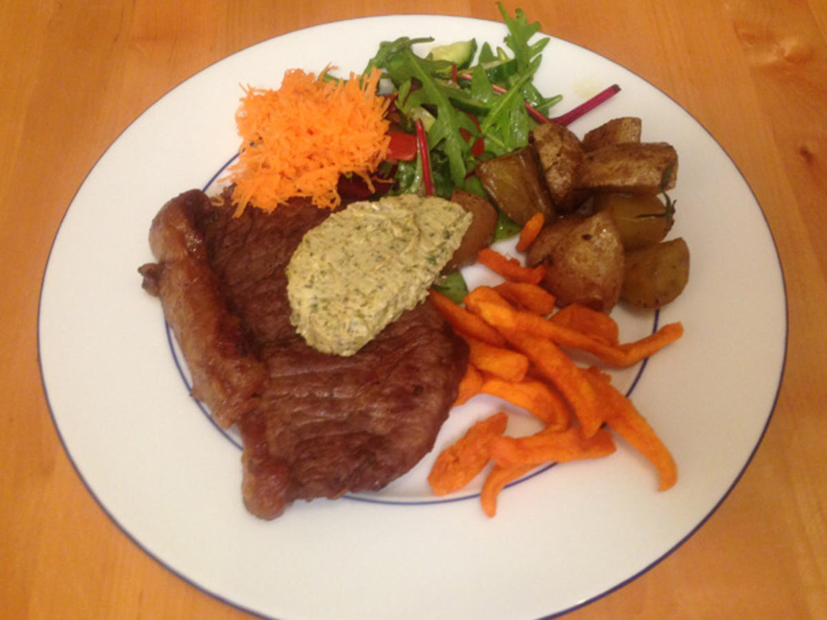 Bilder für Steak mit Fritten, Rotweinsauce und Rote-Bete-Minz-Salat - Rezept